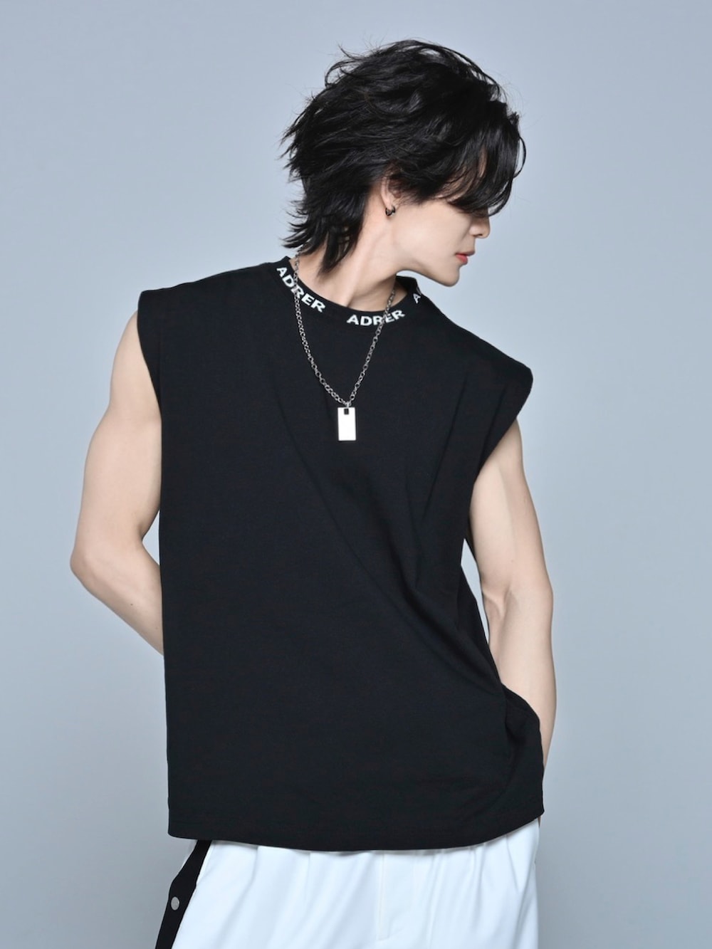 ブラック系のスニーカー、ブラック系のタンクトップ、ホワイト系のその他パンツを着用したメンズの春コーディネートの4枚目の写真