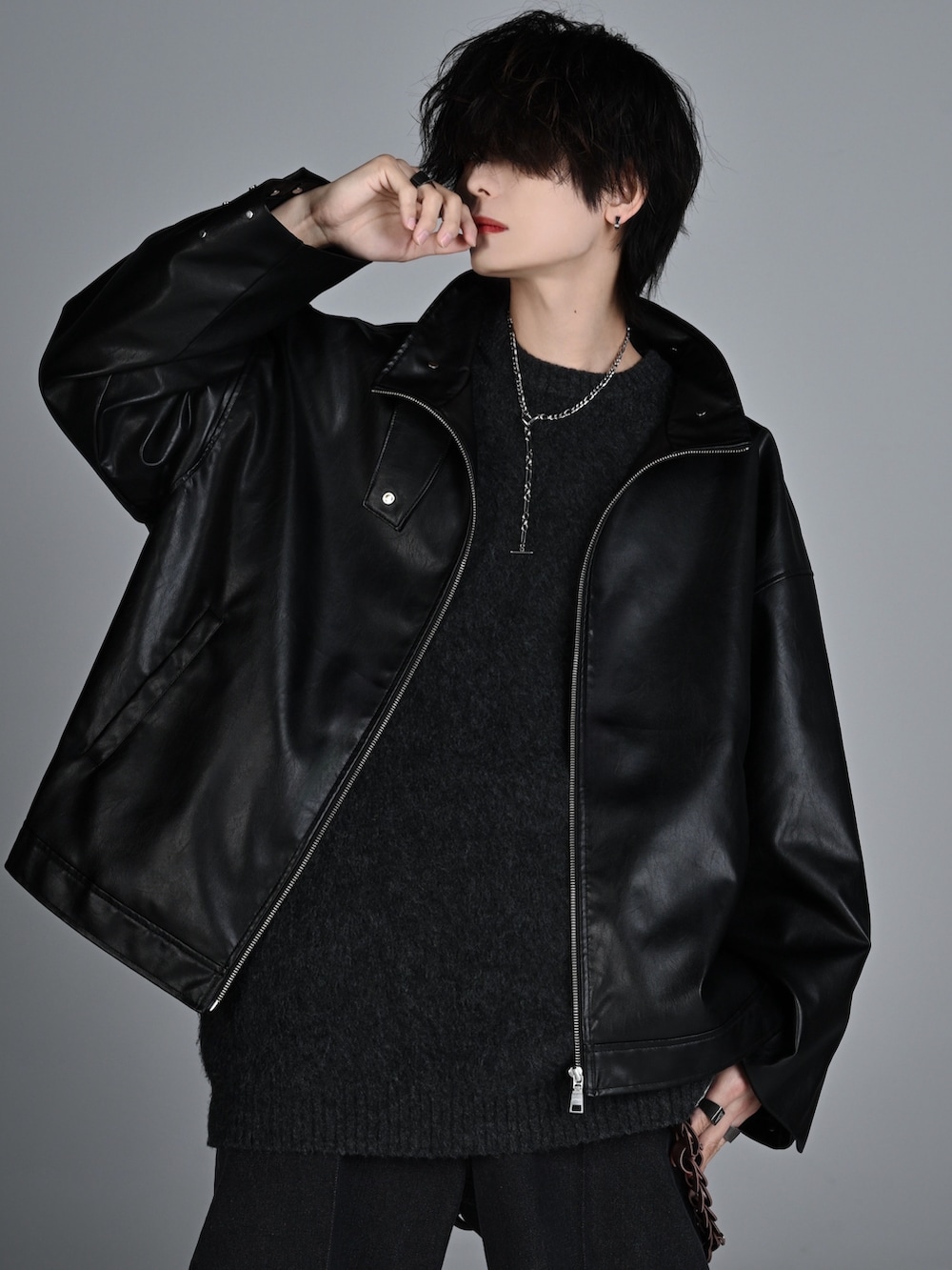 ブラック系のブーツ、ブラック系のその他パンツ、グレー系のニット/セーターを着用したメンズの秋コーディネートの2枚目の写真