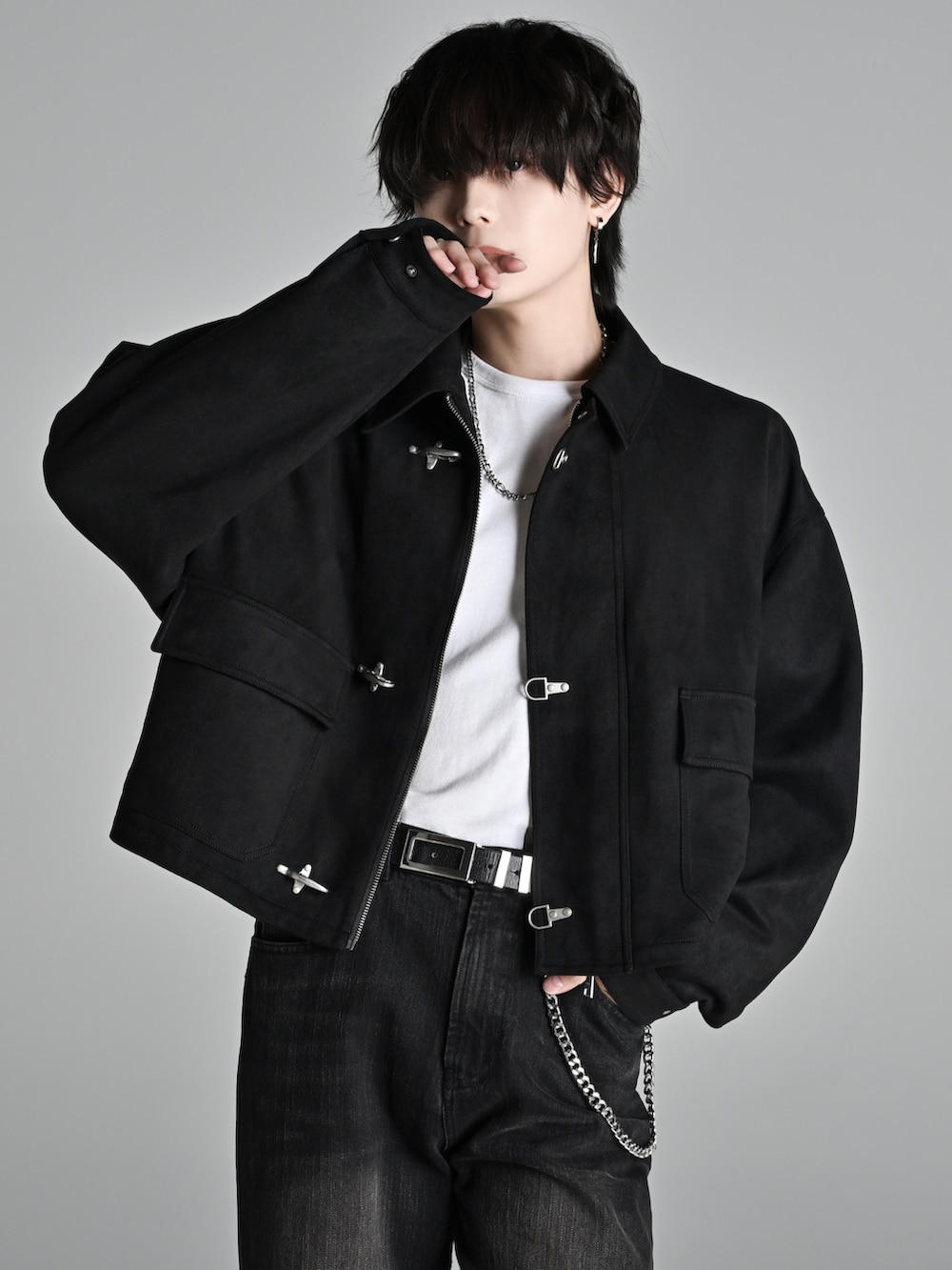 ブラック系のローファー、ブラック系のショルダーバッグ、ブラック系のブルゾンを着用したメンズの冬コーディネートの2枚目の写真