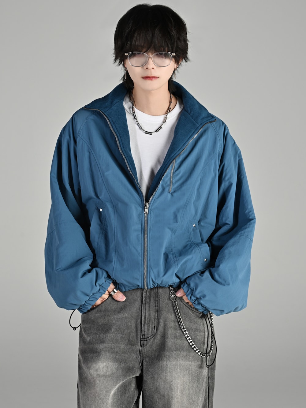 ブラック系のショルダーバッグ、ブルー系のブルゾン、グレー系のデニムパンツを着用したメンズの秋コーディネートの2枚目の写真