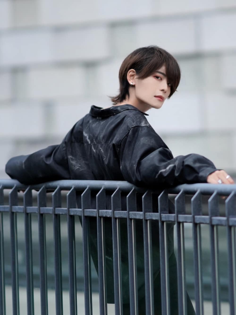 ブラック系のデニムパンツ、ブラック系のブーツ、ブラック系のトートバッグを着用したメンズの秋コーディネートの4枚目の写真