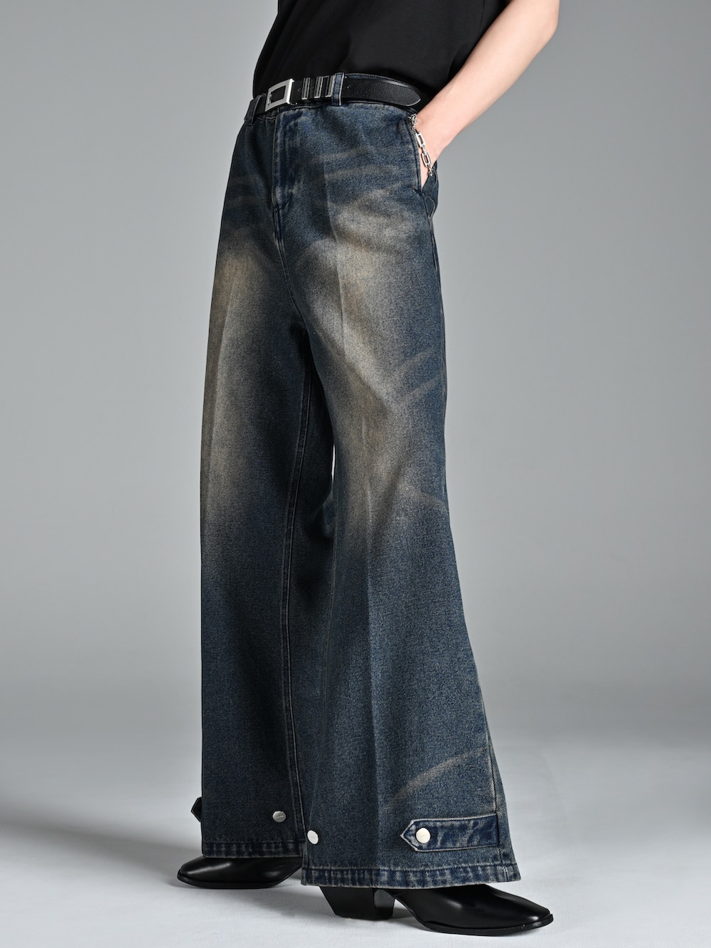 グレー系のタンクトップ、ブラック系のショルダーバッグ、ブラック系のサンダルを着用したメンズの夏コーディネートの4枚目の写真