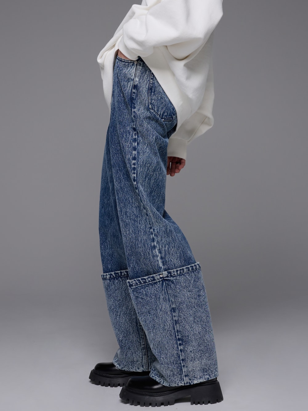 ブラック系のデニムパンツ、ブルー系のデニムパンツ、ホワイト系のスウェットを着用したメンズの冬コーディネートの2枚目の写真