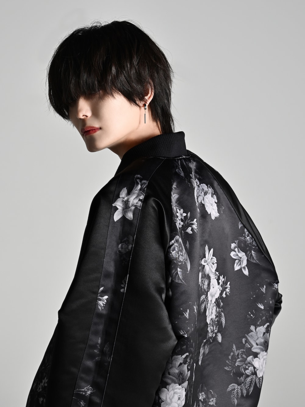 ブラック系のスニーカー、ブラック系のスカジャン、ブラック系のその他パンツを着用したメンズの夏コーディネートの3枚目の写真