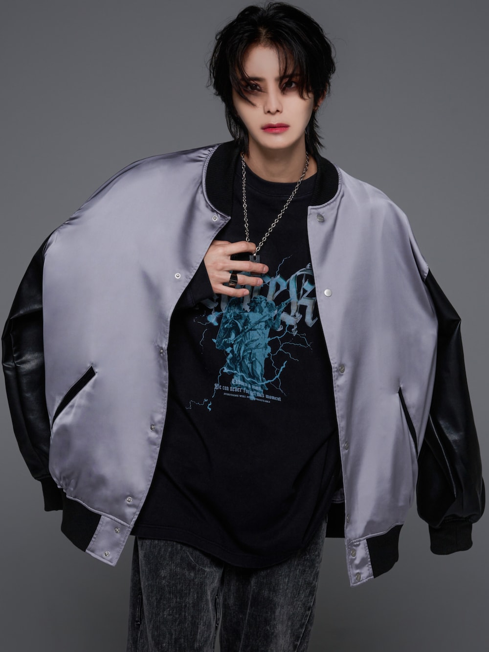 ブラック系のスニーカー、シルバー系のスタジャン、ブラック系のデニムパンツを着用したメンズの夏コーディネートの3枚目の写真