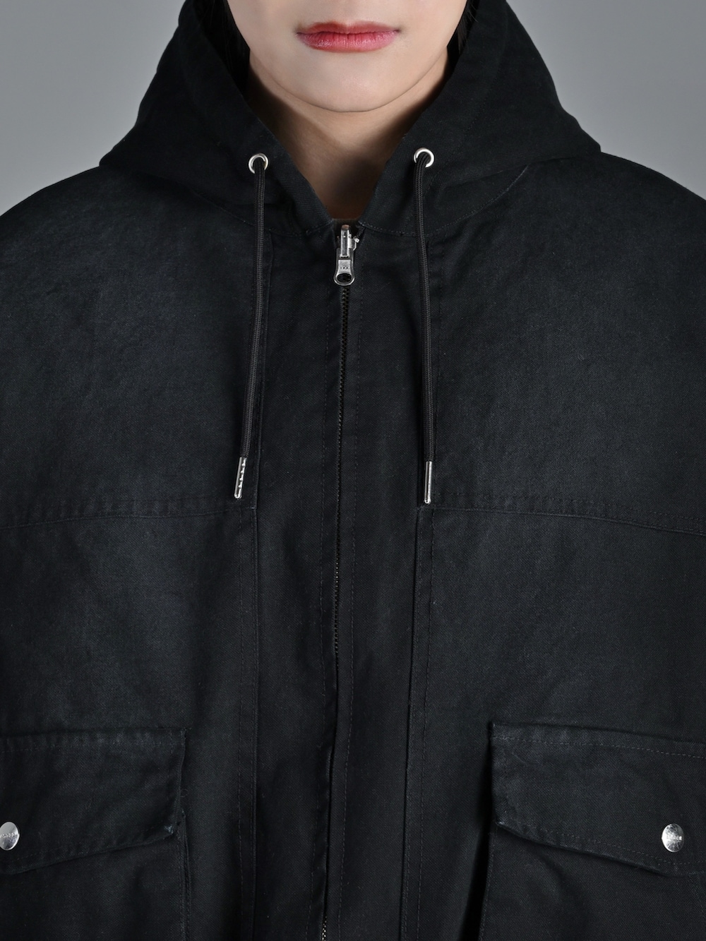 ブラック系のブルゾン、ブラック系のデニムパンツ、ホワイト系のスニーカーを着用したメンズの冬コーディネートの5枚目の写真