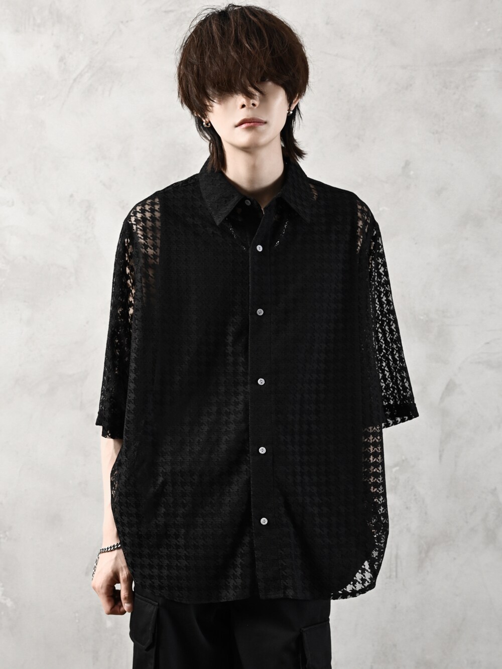 ブラック系のタンクトップ、ブラック系のシャツ/ブラウス、シルバー系のピアス（両耳用）を着用したメンズの春コーディネートの2枚目の写真