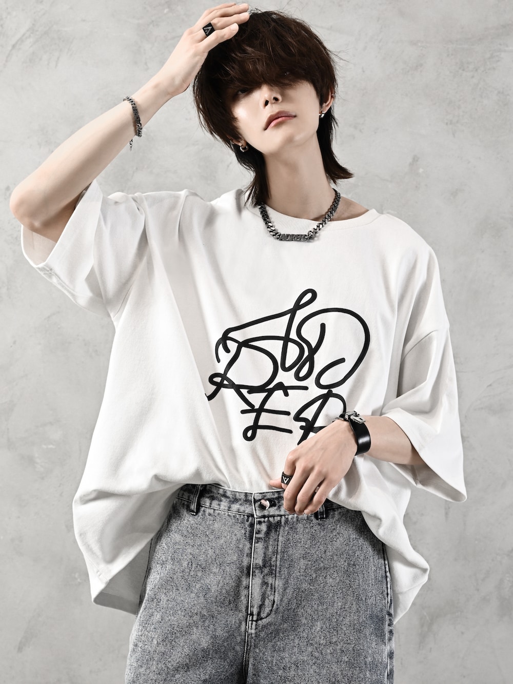ブラック系のショルダーバッグ、ホワイト系のTシャツ/カットソー、ブルー系のその他パンツを着用したメンズの春コーディネートの2枚目の写真