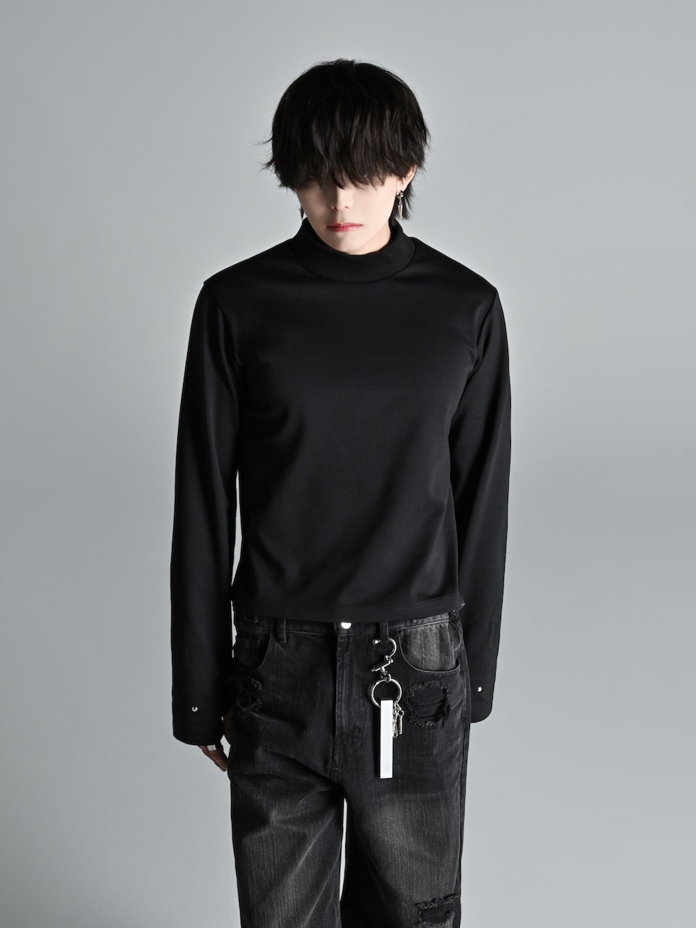 ブラック系のデニムパンツ、ブラック系のTシャツ/カットソー、ブラック系のスニーカーを着用したメンズの秋コーディネートの2枚目の写真