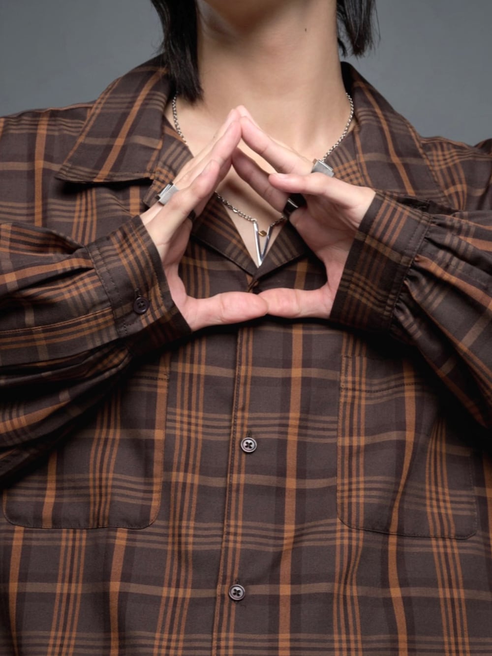 ブラウン系のシャツ/ブラウス、ブラック系のデニムパンツ、ブラック系のスニーカーを着用したメンズの秋コーディネートの5枚目の写真