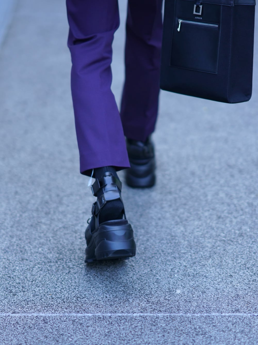 シルバー系のシャツ/ブラウス、ブラック系のタンクトップ、ブラック系のトートバッグを着用したメンズの夏コーディネートの4枚目の写真