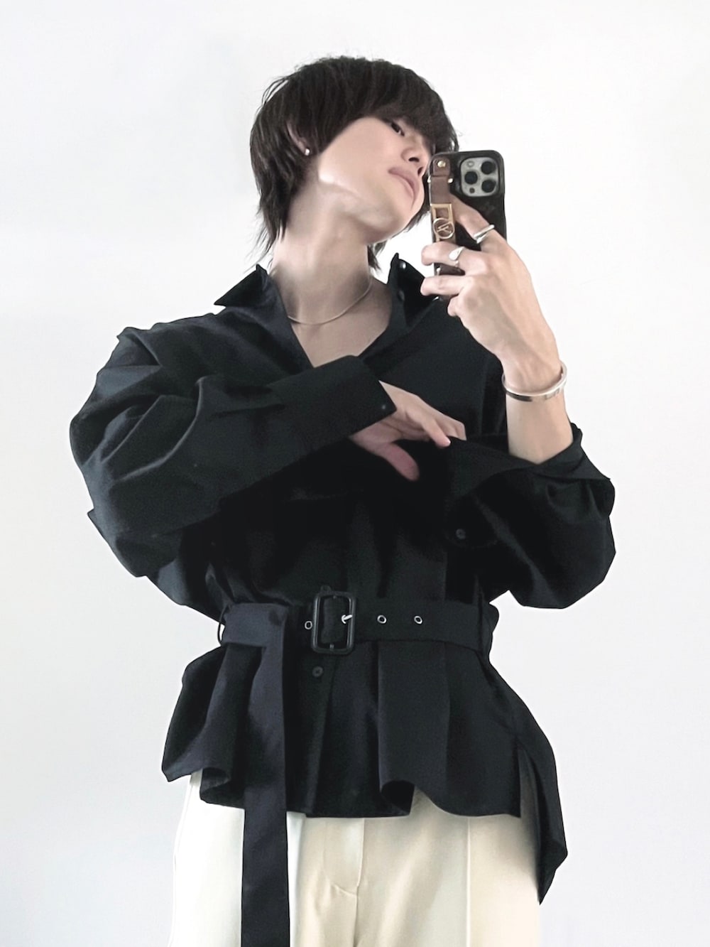 ブラック系のシャツ/ブラウス、ブラック系のブーツ、ホワイト系のスラックスを着用したメンズの夏コーディネートの2枚目の写真