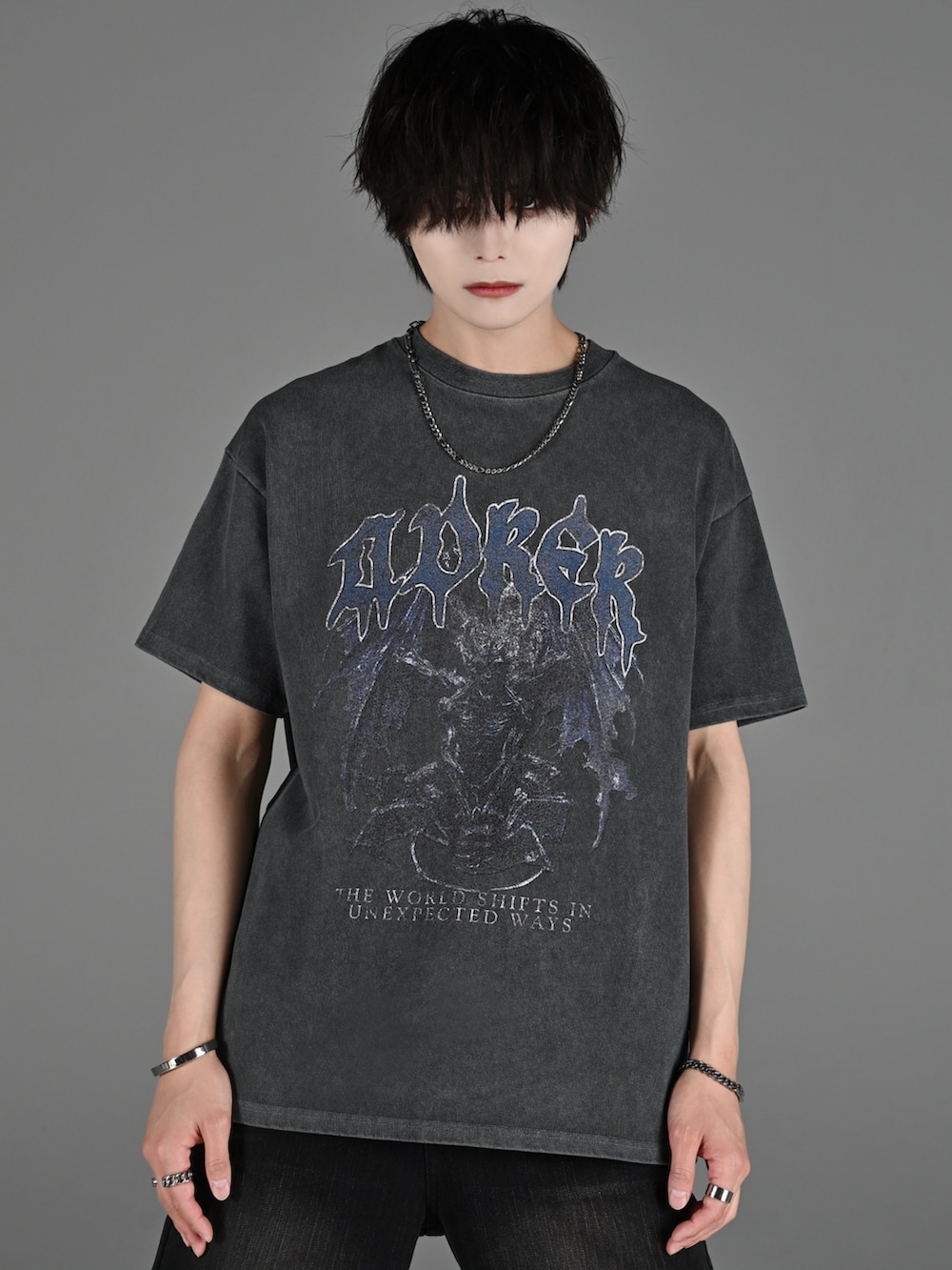 「adrer、アドラー、犬飼京、スニーカー、スポーツミックス、Tシャツ、プリントT、フレアパンツ、デニム、デニムパンツ、ダメージデニム、オーバーサイズ、プチプラ、プチプラコーデ、グランジ」｜「BALENCIAGAのアイテム（スニーカー、ホワイト系）」を使った、犬飼京 inukai keiさん（メンズ・183cm）の春コーディネートの2枚目の写真