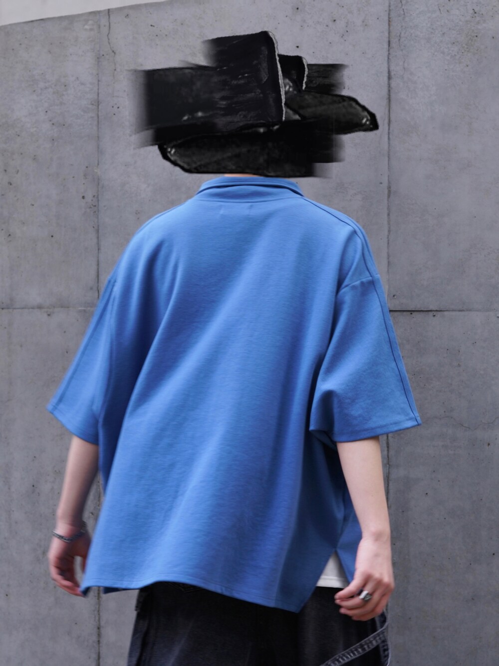 ブラック系のカーゴパンツ、ホワイト系のスニーカー、ブラック系のボディバッグ/ウエストポーチを着用したメンズの春コーディネートの4枚目の写真