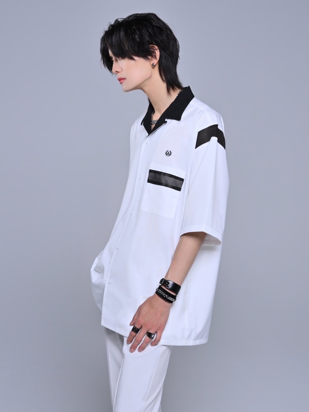 ブラック系のブーツ、ホワイト系のシャツ/ブラウス、グレー系のスラックスを着用したメンズの夏コーディネートの3枚目の写真