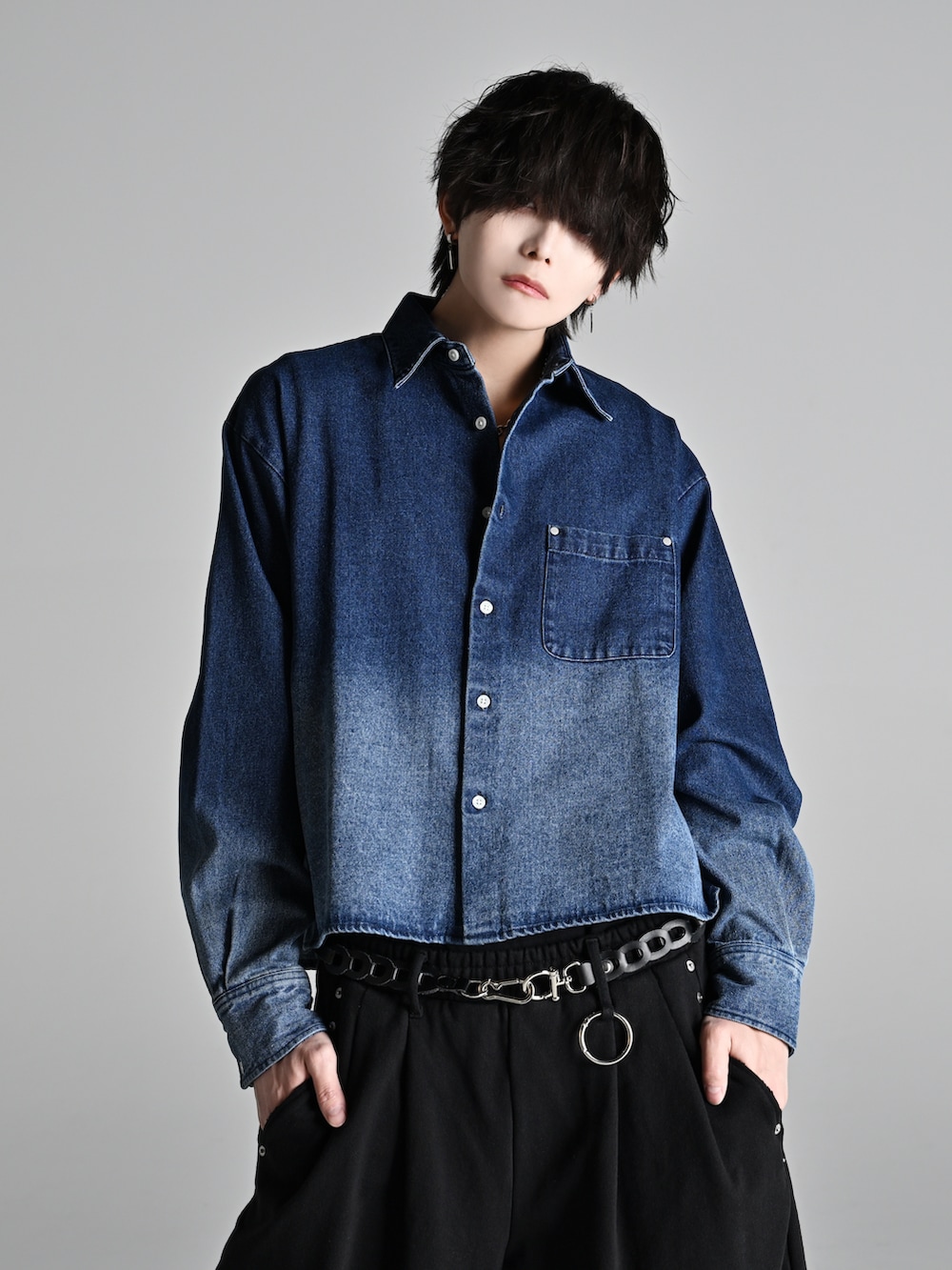 ブルー系のシャツ/ブラウス、ブラック系のローファー、ブラック系のショルダーバッグを着用したメンズの冬コーディネートの5枚目の写真