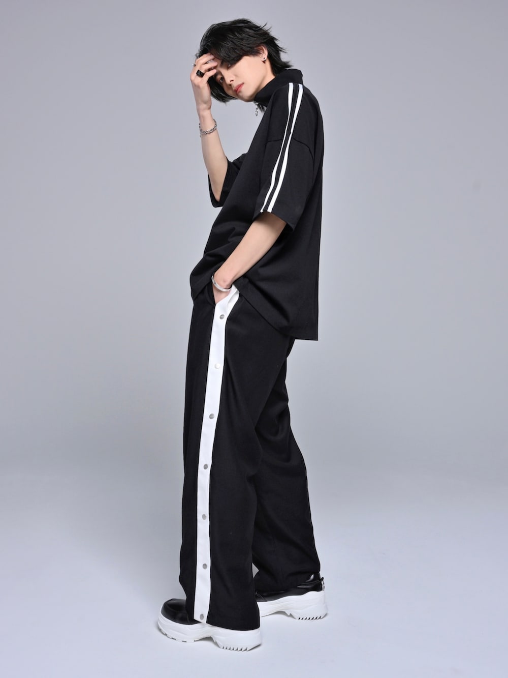 ブラック系のスニーカー、ブラック系のその他パンツ、ブラック系のTシャツ/カットソーを着用したメンズの春コーディネートの2枚目の写真