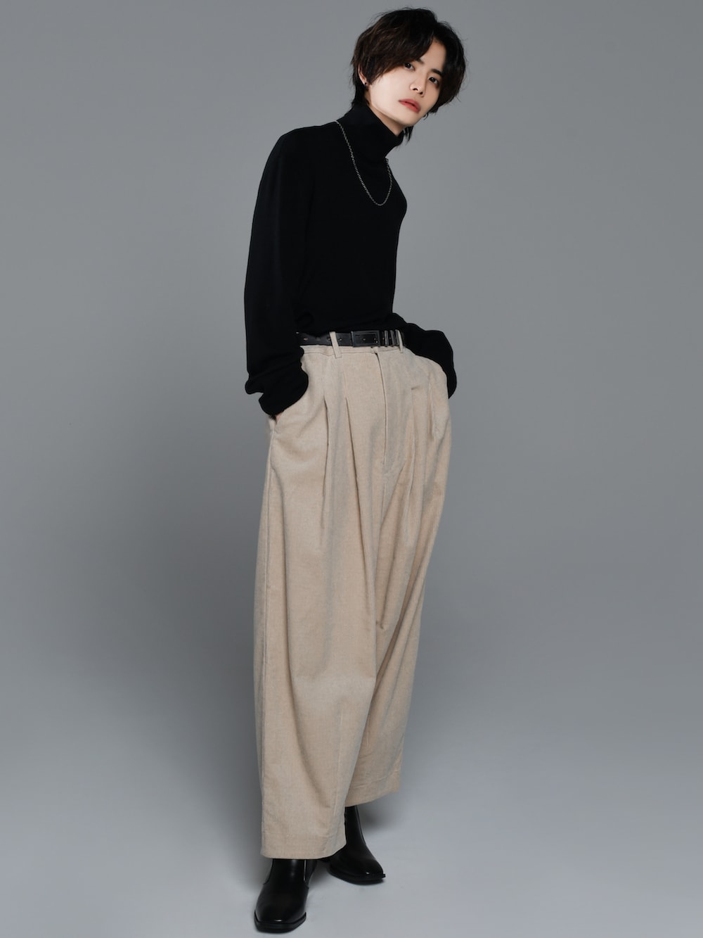 ブラック系のブーツ、ブラック系のニット/セーター、ブラック系のその他パンツを着用したメンズの秋コーディネートの4枚目の写真