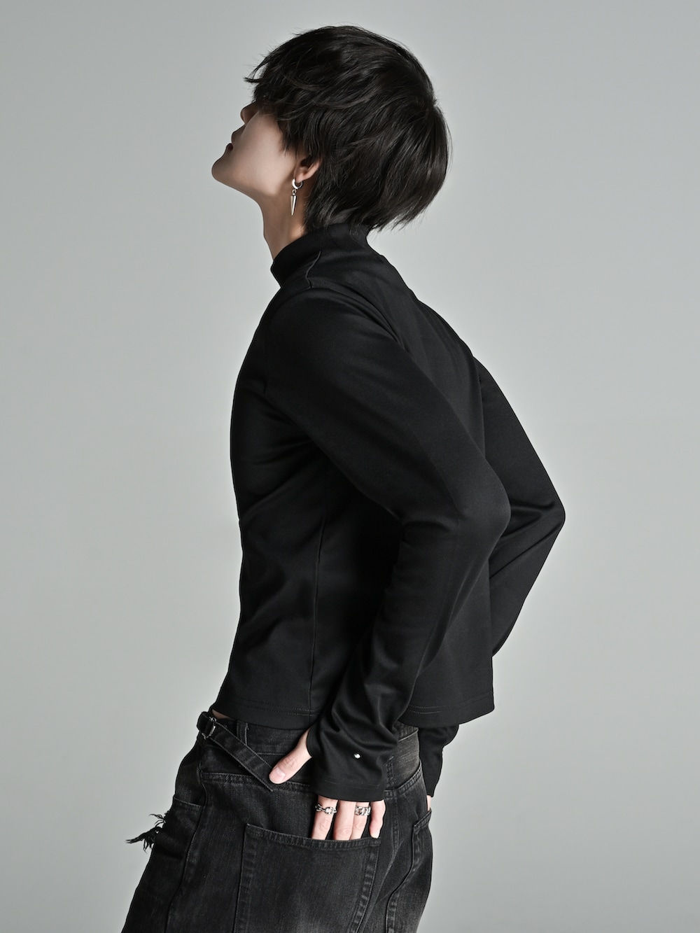 ブラック系のデニムパンツ、ブラック系のTシャツ/カットソー、ブラック系のスニーカーを着用したメンズの秋コーディネートの4枚目の写真