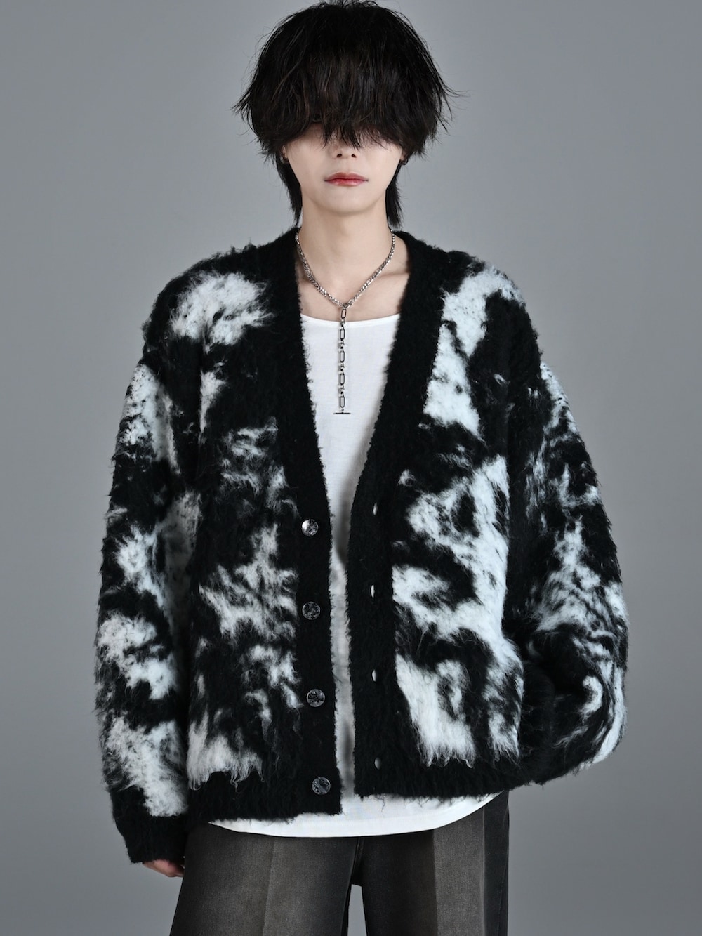 ホワイト系のタンクトップ、ブラック系のその他パンツ、ブラック系のスニーカーを着用したメンズの秋コーディネートの4枚目の写真