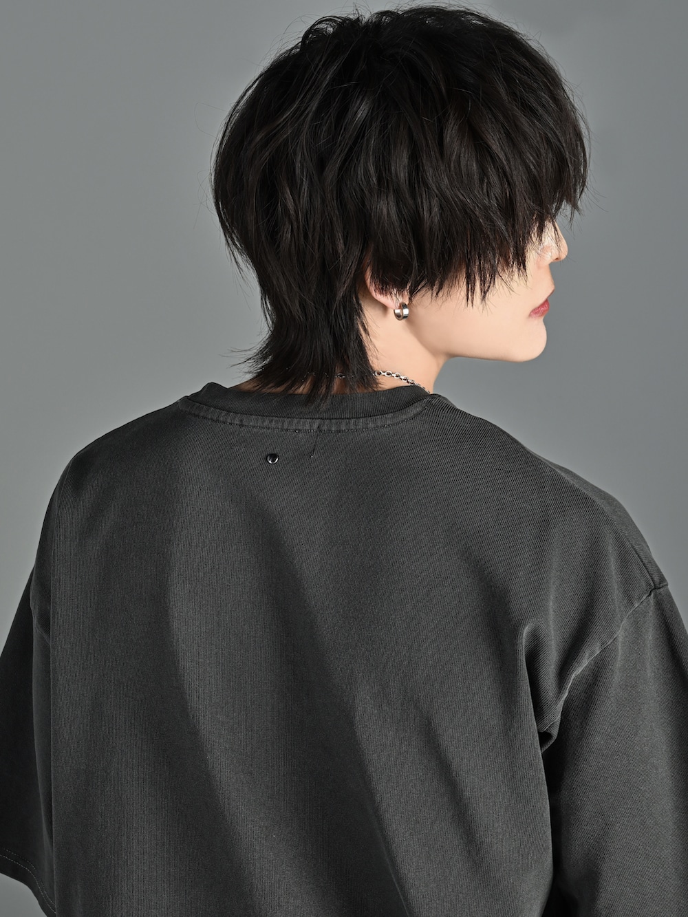 ブラック系のTシャツ/カットソー、ブルー系のタンクトップ、ブラック系のその他パンツを着用したメンズの夏コーディネートの3枚目の写真