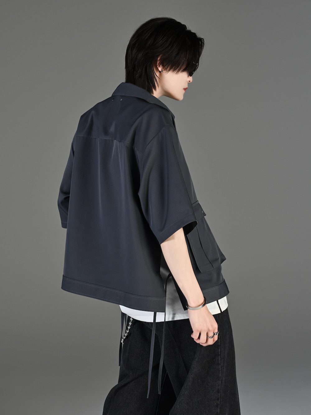 ブラック系のその他パンツ、ブラック系のブーツ、グレー系のタンクトップを着用したメンズの春コーディネートの4枚目の写真