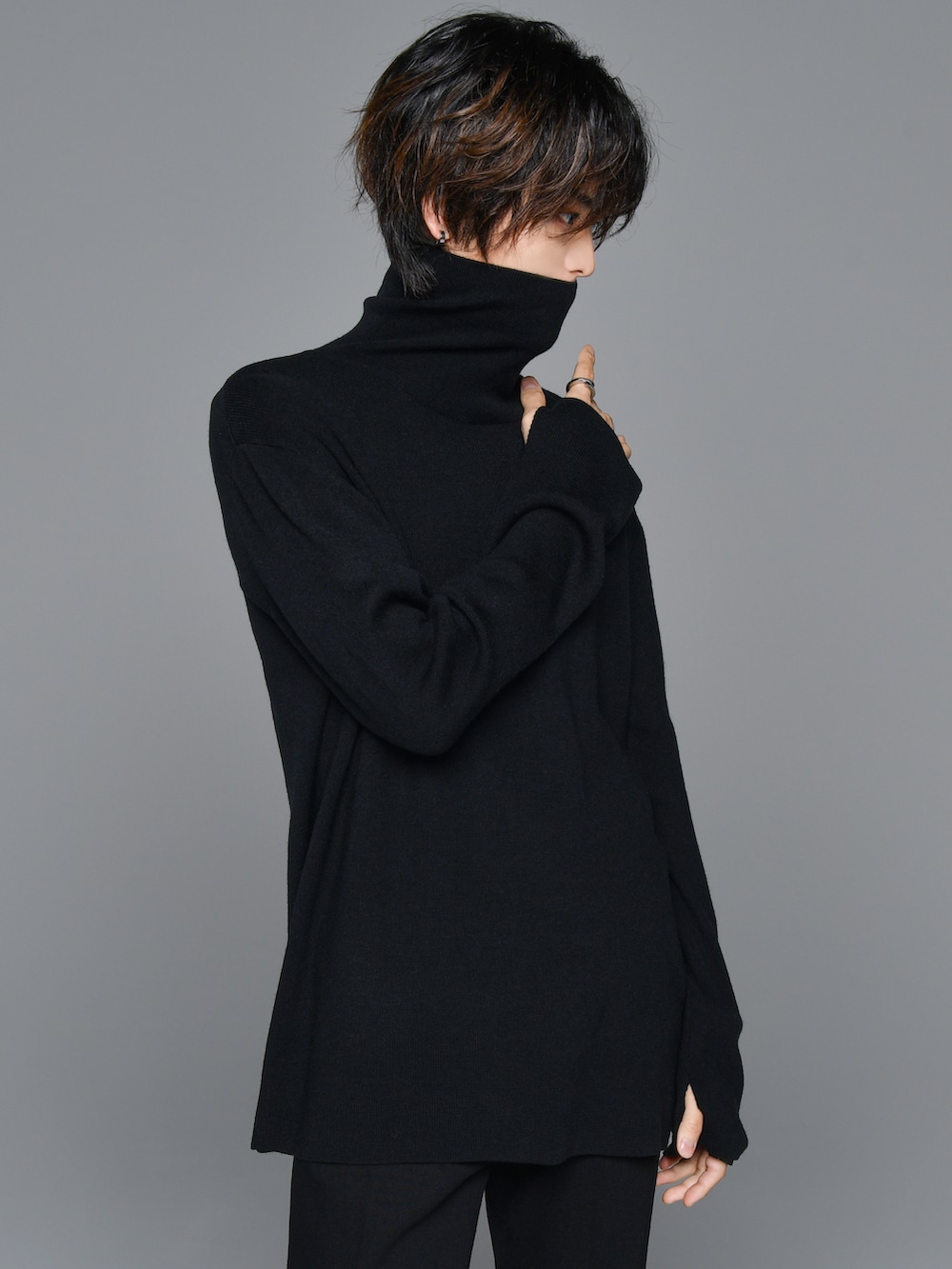 ブラック系のブーツ、ブラック系のニット/セーター、ブラック系のその他パンツを着用したメンズの秋コーディネートの5枚目の写真