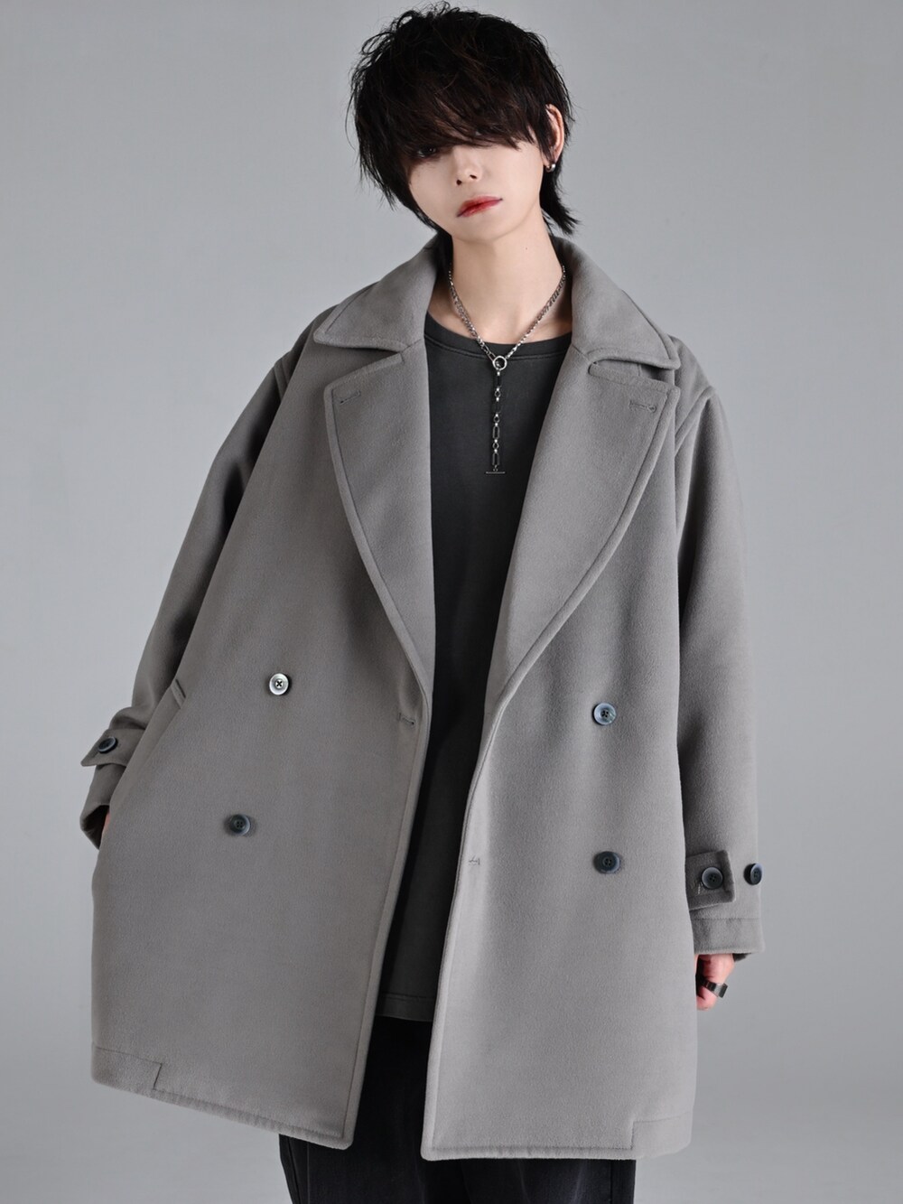 ブラック系のブーツ、グレー系のその他アウター、ブラック系のデニムパンツを着用したメンズの秋コーディネートの2枚目の写真