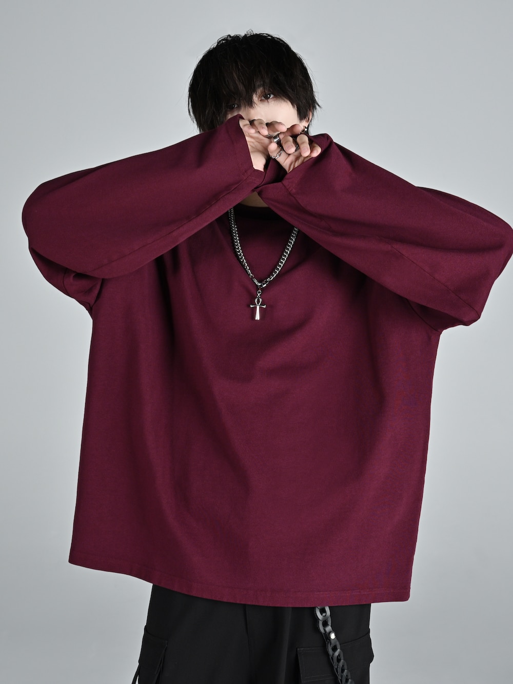 ブラック系のカーゴパンツ、レッド系のTシャツ/カットソー、ブラック系のウォレットチェーンを着用したメンズの秋コーディネートの3枚目の写真