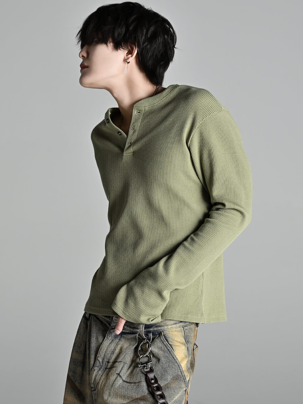 ベージュ系のブーツ、ブラック系のTシャツ/カットソー、ブルー系のデニムパンツを着用したメンズの冬コーディネートの3枚目の写真