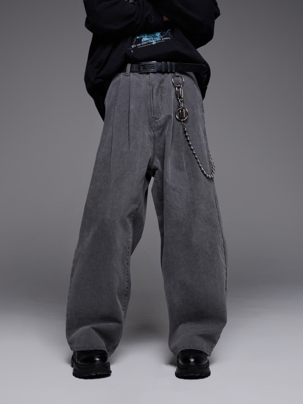 ブラック系のTシャツ/カットソー、ブルー系のデニムパンツ、ブラック系のスニーカーを着用したメンズの冬コーディネートの3枚目の写真