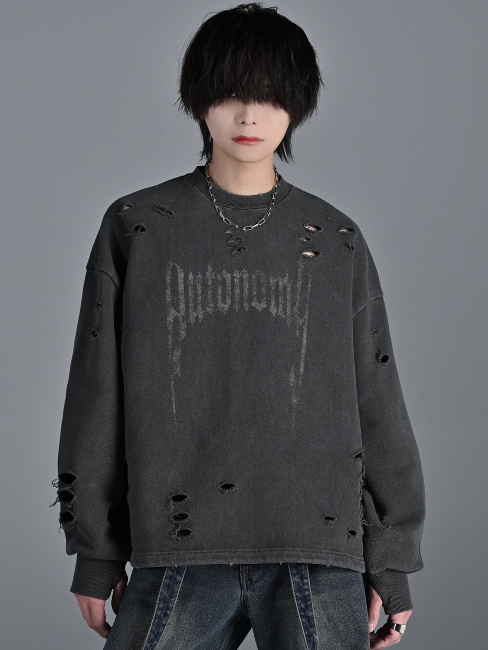 グレー系のスウェット、ブルー系のデニムパンツ、ブラック系のリングを着用したメンズの冬コーディネートの2枚目の写真