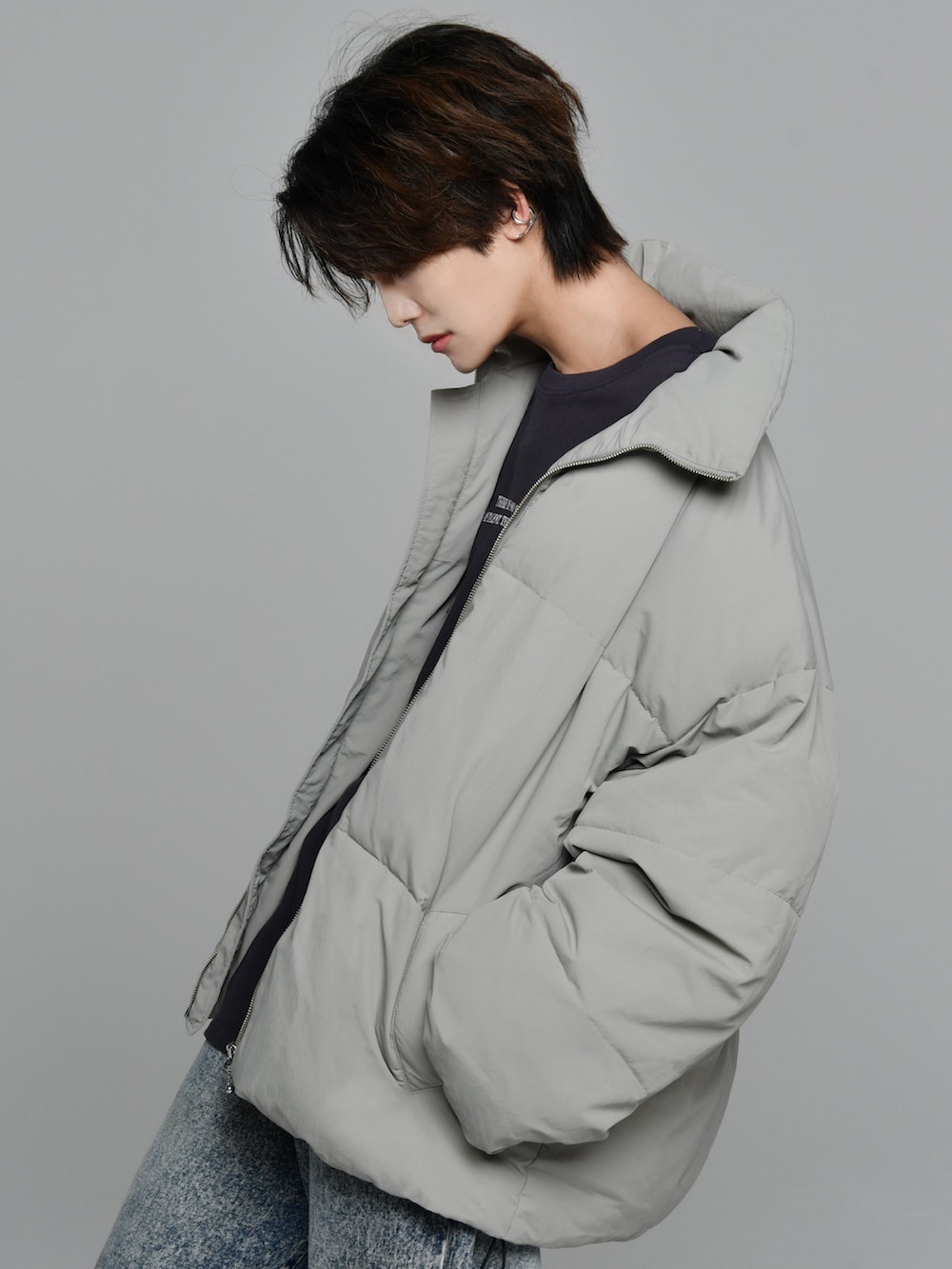 ブルー系のデニムパンツ、グレー系のダウンジャケット/コート、グレー系のTシャツ/カットソーを着用したメンズの秋コーディネートの4枚目の写真