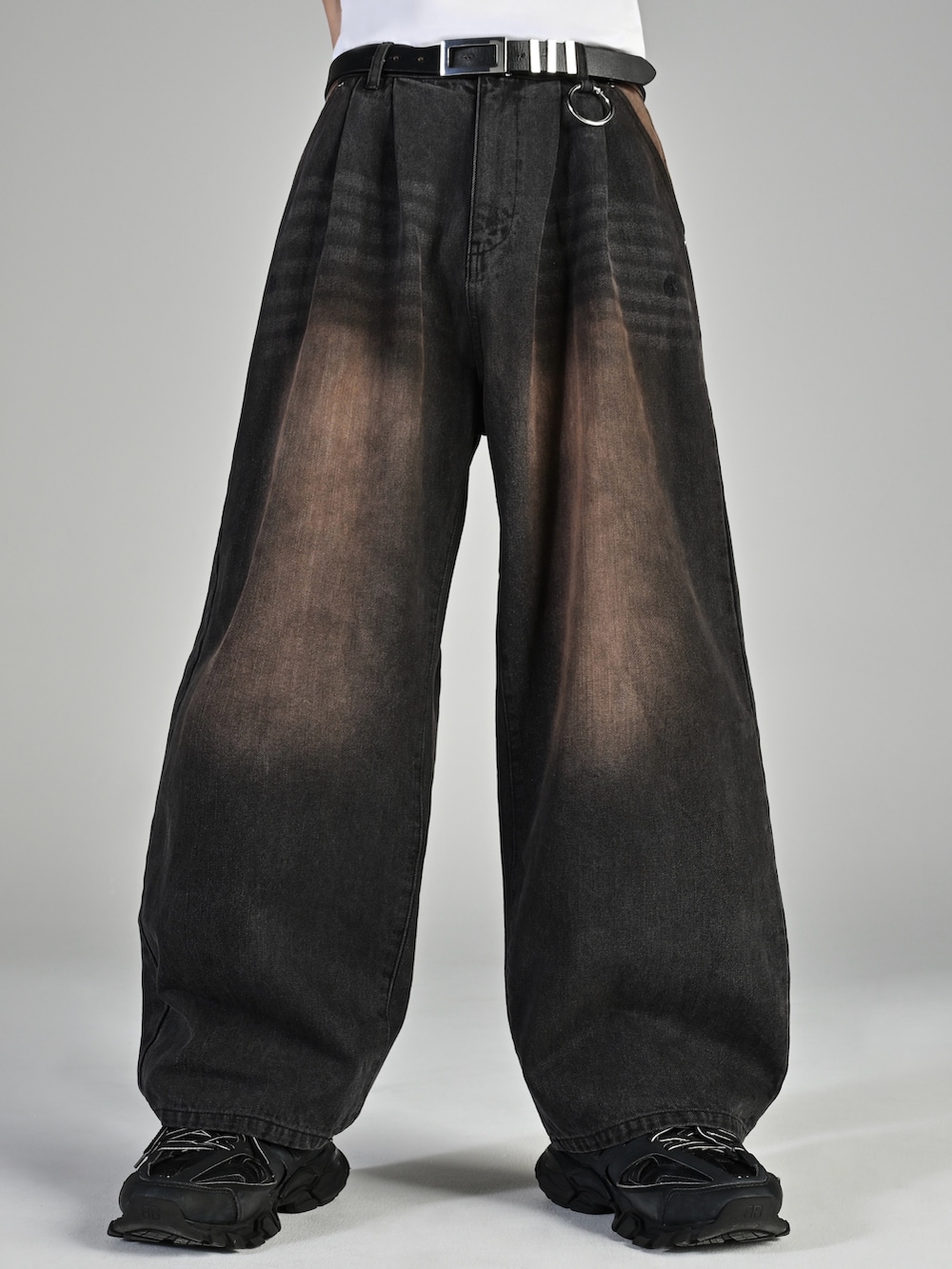 ブラック系のスニーカー、レッド系のニット/セーター、ブラック系のデニムパンツを着用したメンズの秋コーディネートの5枚目の写真