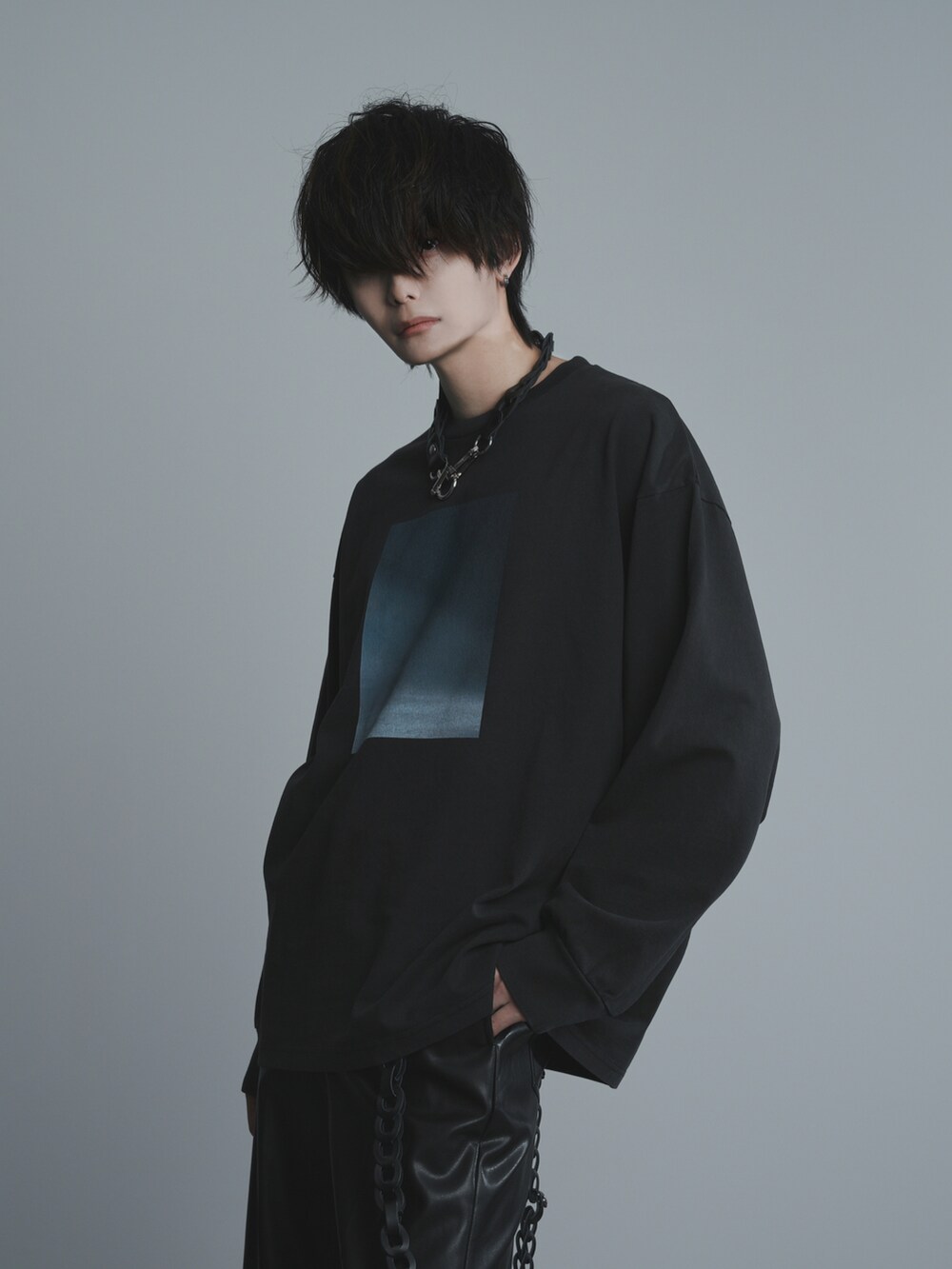 ブラック系のブーツ、ブラック系のTシャツ/カットソー、ブルー系のショルダーバッグを着用したメンズの夏コーディネートの5枚目の写真