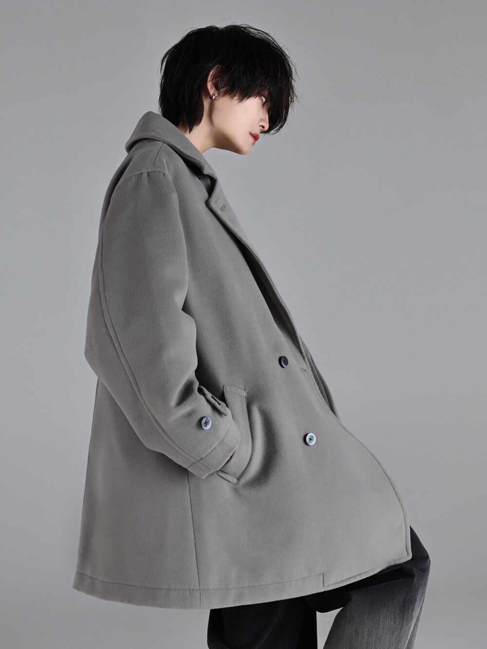 ブラック系のブーツ、グレー系のその他アウター、ブラック系のデニムパンツを着用したメンズの秋コーディネートの4枚目の写真