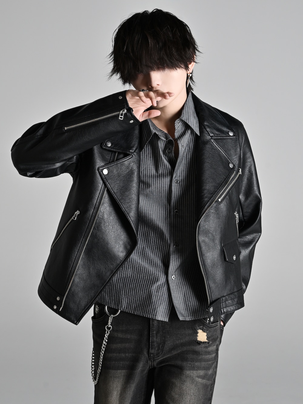 ブラック系のローファー、ブラック系のショルダーバッグ、ブルー系のシャツ/ブラウスを着用したメンズの冬コーディネートの2枚目の写真