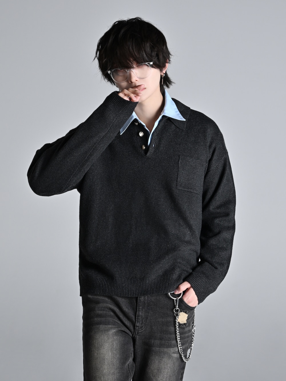 ブラック系のデニムパンツ、ブラック系のローファー、ブラック系のショルダーバッグを着用したメンズの冬コーディネートの2枚目の写真