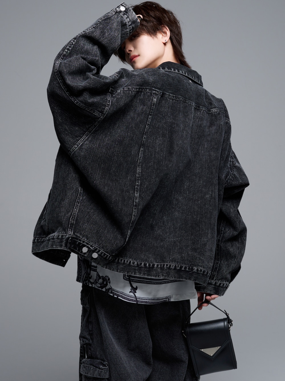 ホワイト系のシャツ/ブラウス、ブラック系のデニムジャケット、ホワイト系のシャツ/ブラウスを着用したメンズの冬コーディネートの5枚目の写真