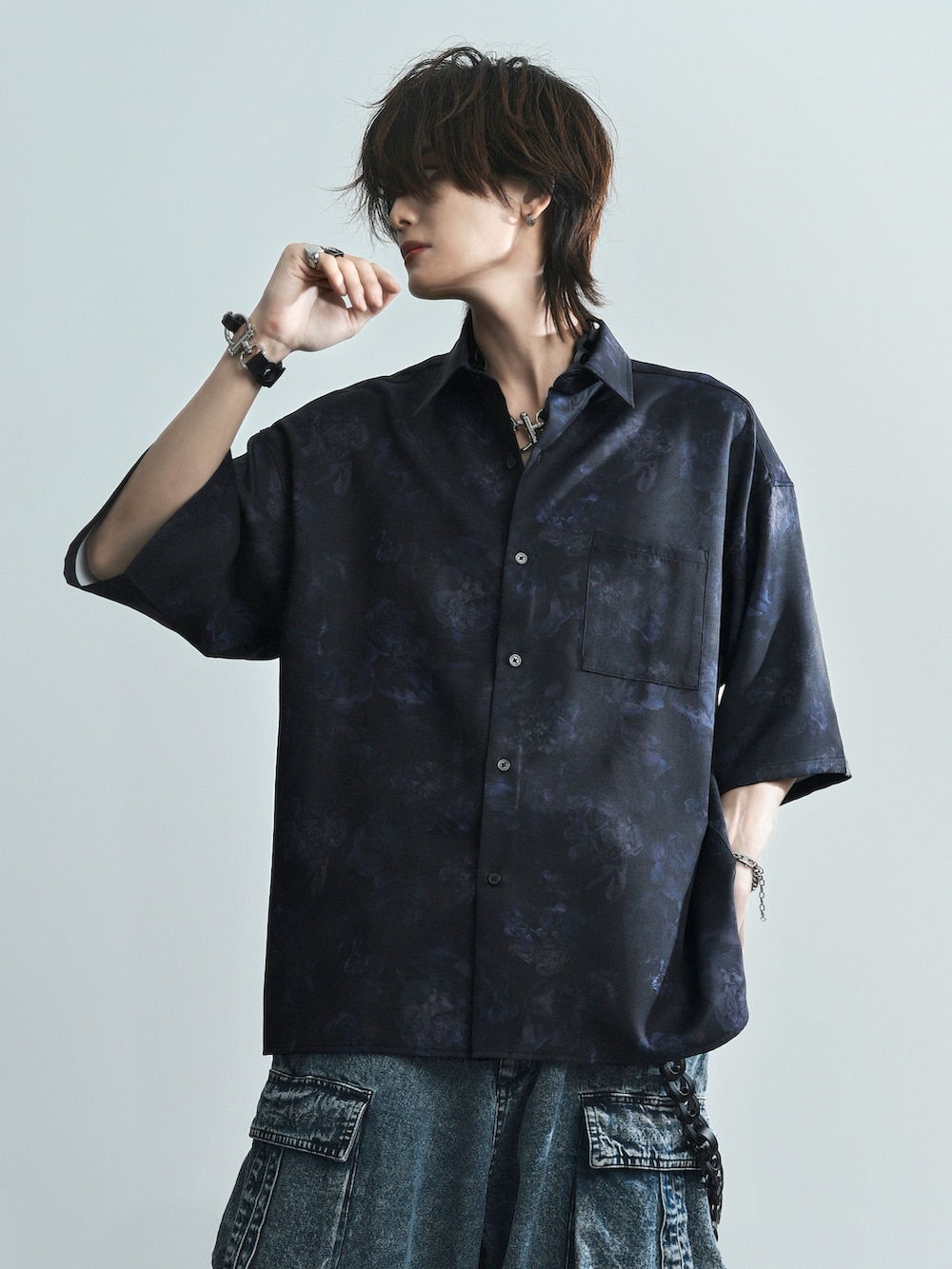 ブラック系のタンクトップ、ブルー系のカーゴパンツ、ブラック系のシャツ/ブラウスを着用したメンズの夏コーディネートの2枚目の写真