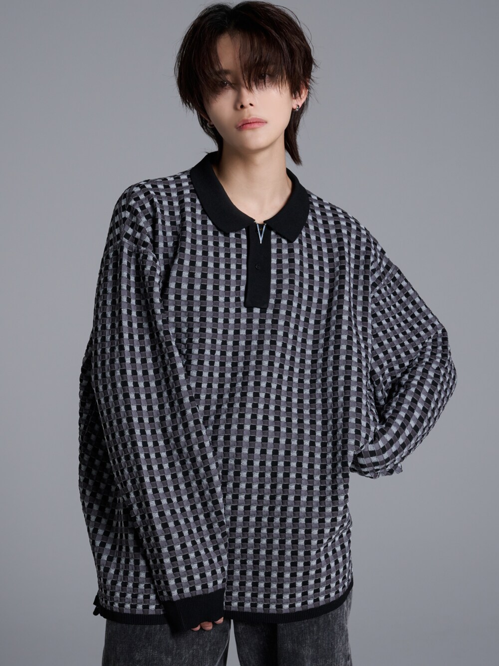 ブラック系のポロシャツ、ブラック系のブーツ、ブラック系のカーゴパンツを着用したメンズの冬コーディネートの2枚目の写真