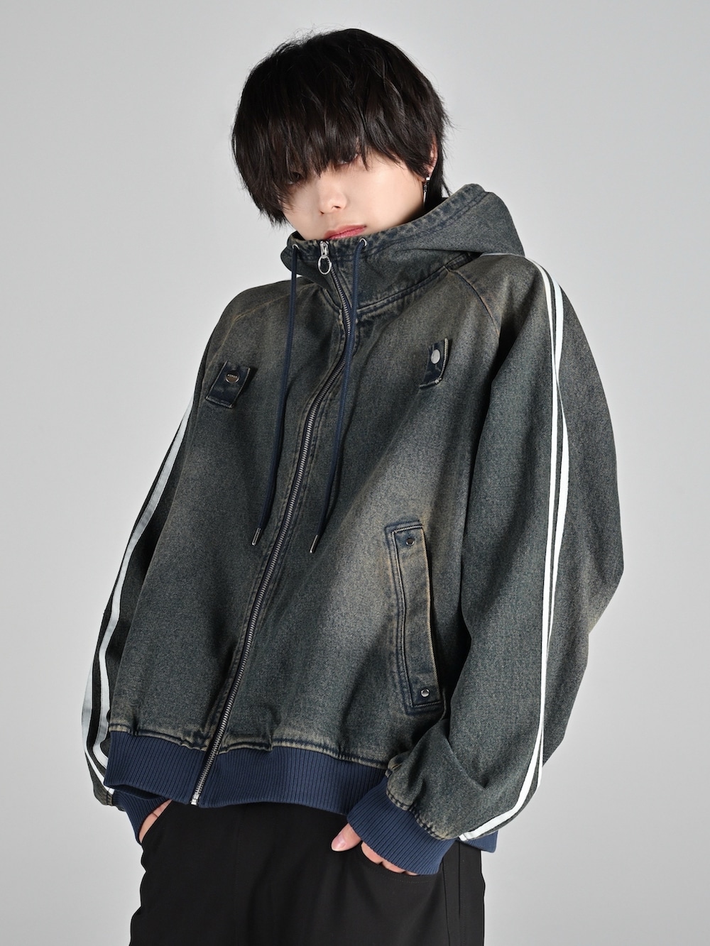 グレー系のタンクトップ、グレー系のカーゴパンツ、ホワイト系のスニーカーを着用したメンズの夏コーディネートの2枚目の写真