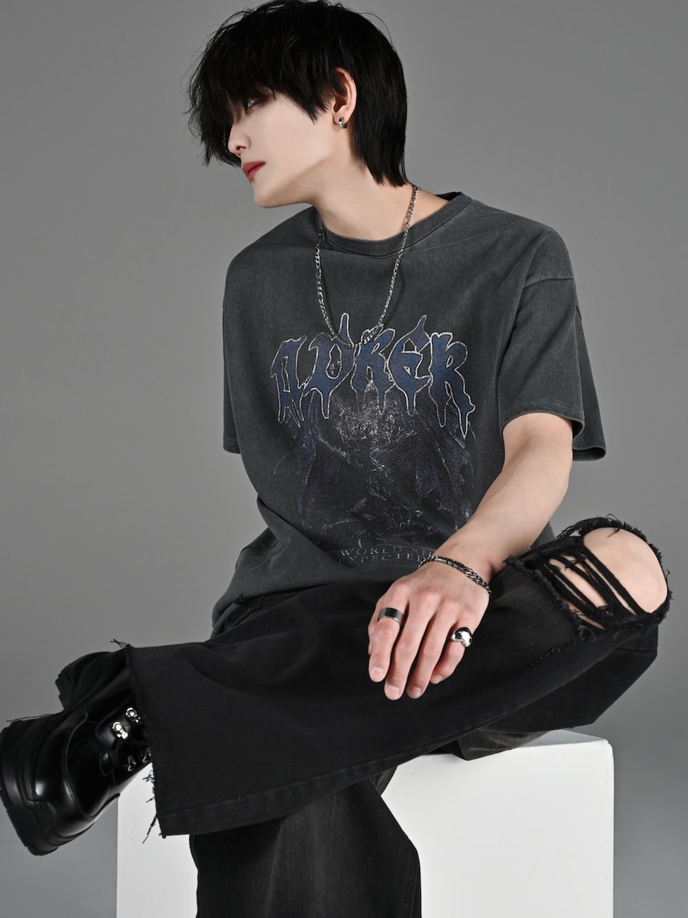 「adrer、アドラー、犬飼京、スニーカー、スポーツミックス、Tシャツ、プリントT、フレアパンツ、デニム、デニムパンツ、ダメージデニム、オーバーサイズ、プチプラ、プチプラコーデ、グランジ」｜「BALENCIAGAのアイテム（スニーカー、ホワイト系）」を使った、犬飼京 inukai keiさん（メンズ・183cm）の春コーディネートの4枚目の写真