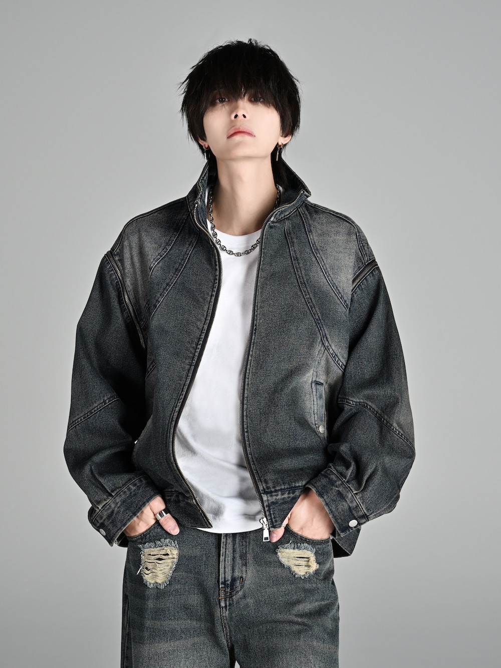 ブルー系のデニムジャケット、ブルー系のデニムパンツ、ブラック系のローファーを着用したメンズの夏コーディネートの2枚目の写真