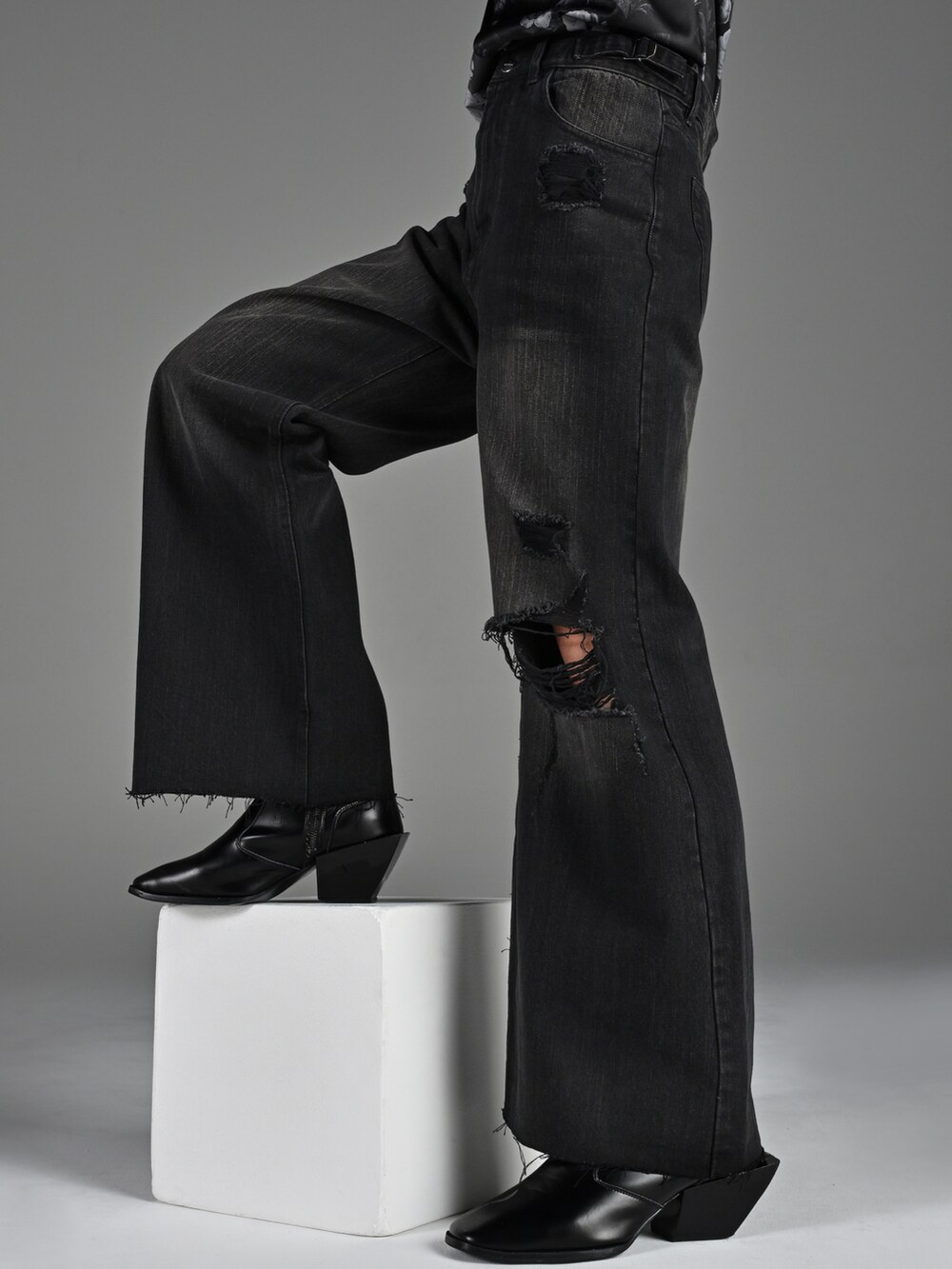 ホワイト系のスニーカー、ホワイト系のTシャツ/カットソー、ブラック系のデニムパンツを着用したメンズの春コーディネートの4枚目の写真