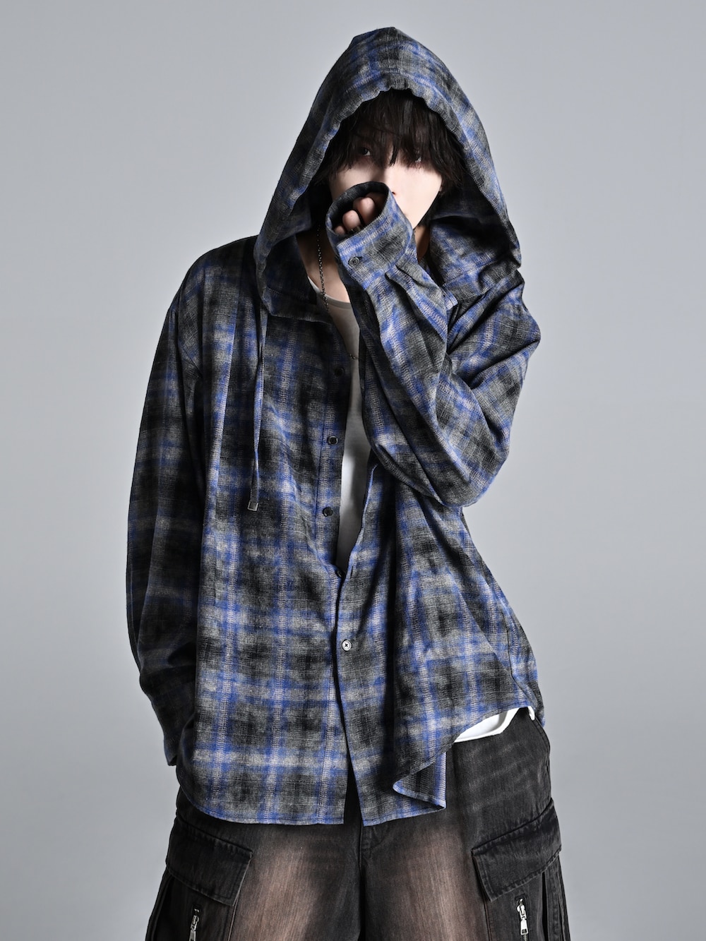 グレー系のタンクトップ、ブルー系のシャツ/ブラウス、ブラック系のカーゴパンツを着用したメンズの春コーディネートの4枚目の写真