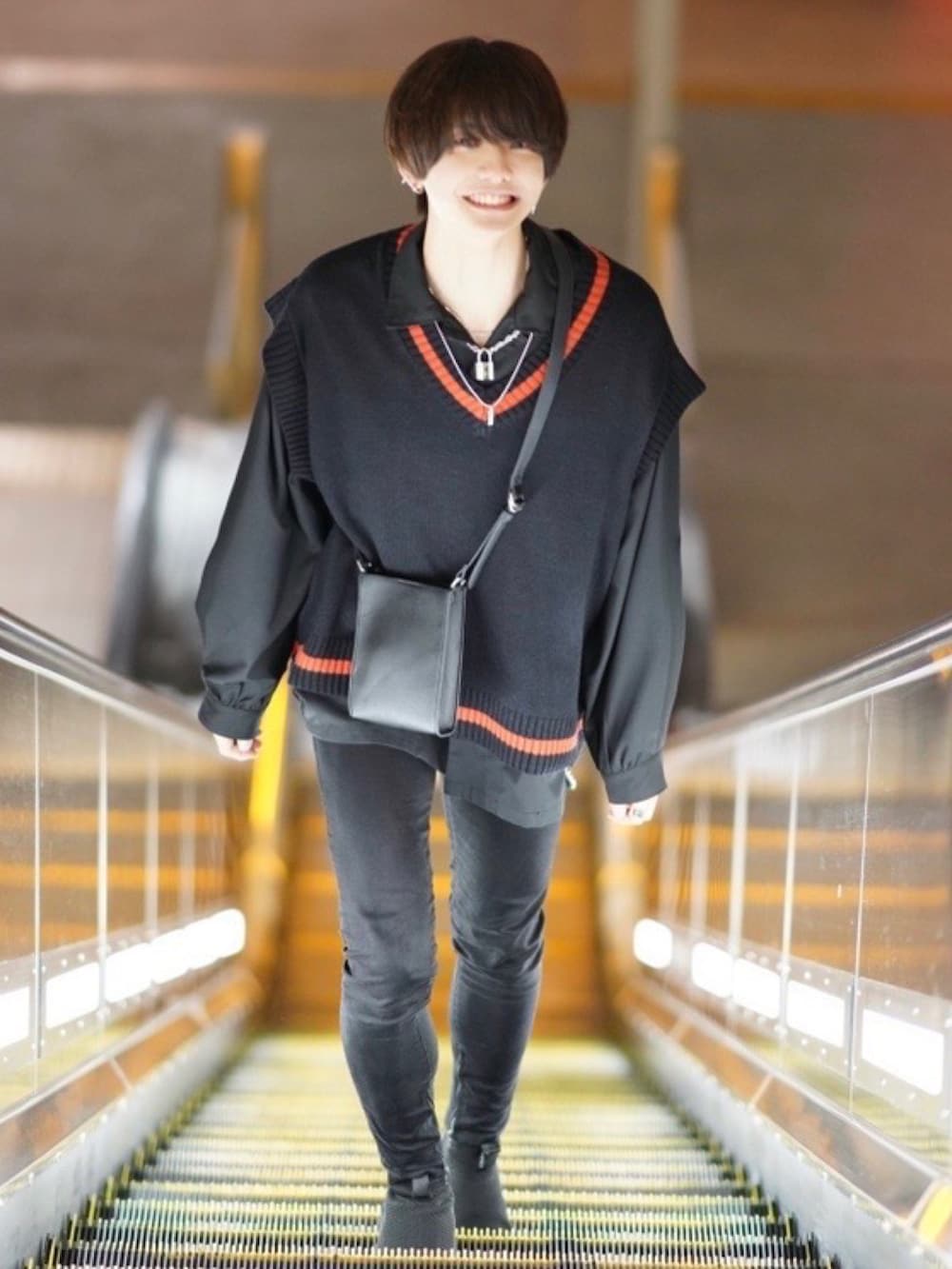 ブラック系のシャツ/ブラウス、ホワイト系のその他パンツ、ブラック系のスニーカーを着用したメンズの秋コーディネートの4枚目の写真