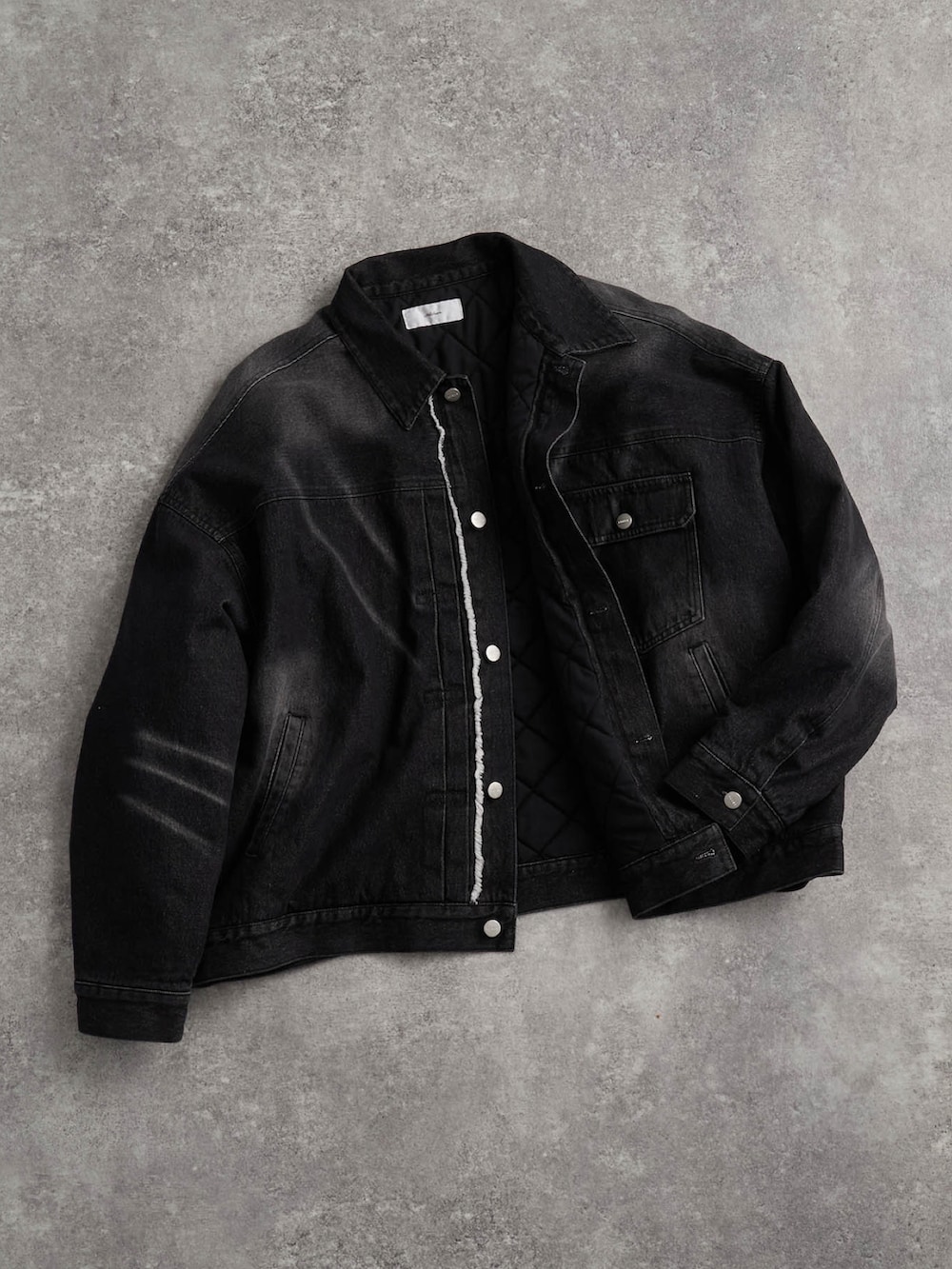 ブラック系のデニムジャケット、ブラック系のデニムパンツ、ブラック系のローファーを着用したメンズの秋コーディネートの4枚目の写真