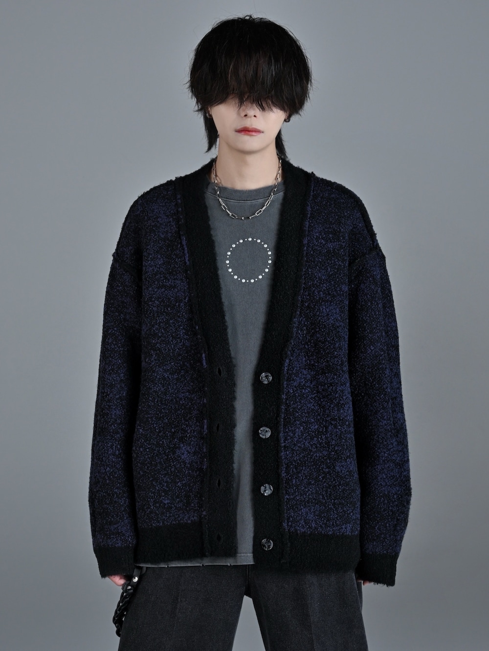 グレー系のTシャツ/カットソー、ブラック系のその他パンツ、ブラック系のブーツを着用したメンズの秋コーディネートの3枚目の写真