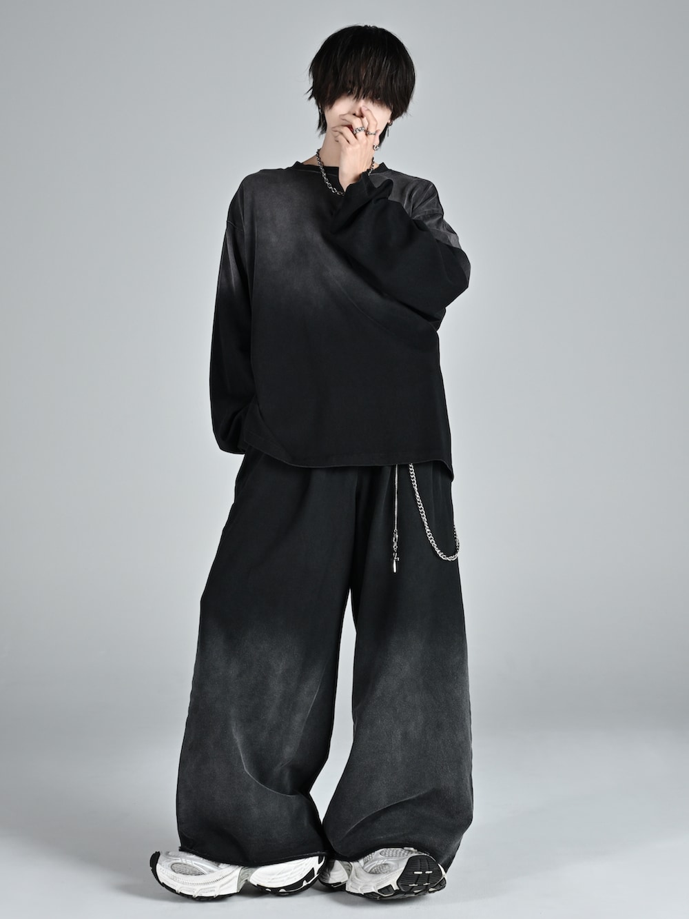 ブラック系のその他パンツ、ブラック系のショルダーバッグ、ブラック系のローファーを着用したメンズの秋コーディネートの4枚目の写真